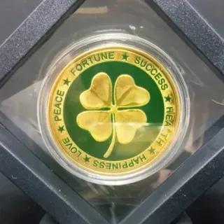 MONEDA TRÉBOL DE LA SUERTE DE 40 MM + EXPOSITOR