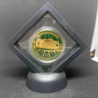MONEDA TRÉBOL DE LA SUERTE DE 40 MM + EXPOSITOR