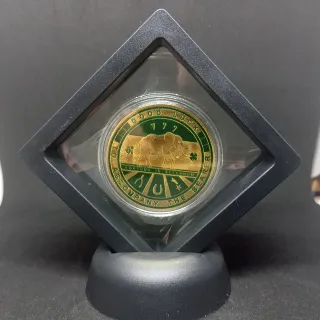 MONEDA TRÉBOL DE LA SUERTE DE 40 MM + EXPOSITOR