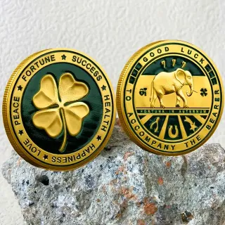 MONEDA TRÉBOL DE LA SUERTE DE 40 MM + EXPOSITOR