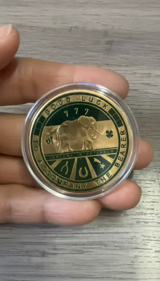 MONEDA TRÉBOL DE LA SUERTE DE 40 MM + EXPOSITOR