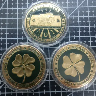MONEDA TRÉBOL DE LA SUERTE DE 40 MM + EXPOSITOR
