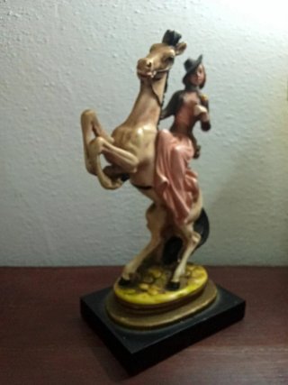 Estatueta Antiga Dama a Cavalo