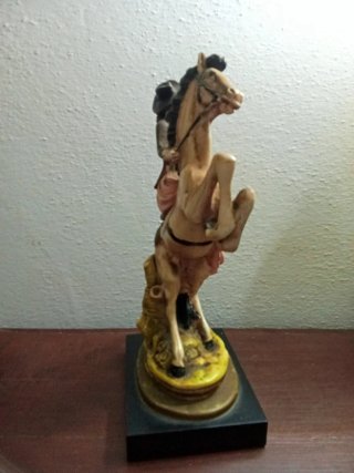 Estatueta Antiga Dama a Cavalo