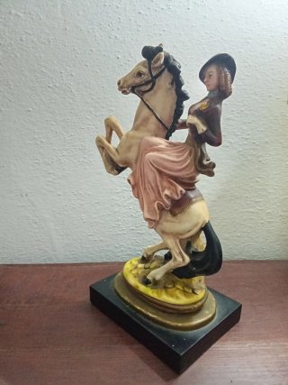 Estatueta Antiga Dama a Cavalo