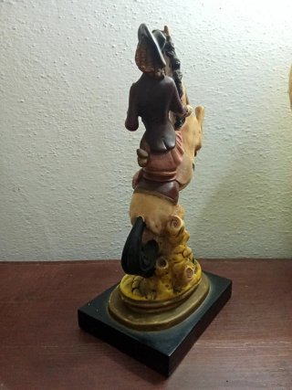 Estatueta Antiga Dama a Cavalo