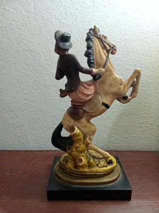 Estatueta Antiga Dama a Cavalo