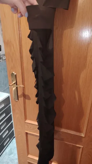 Vestido negro con volantes