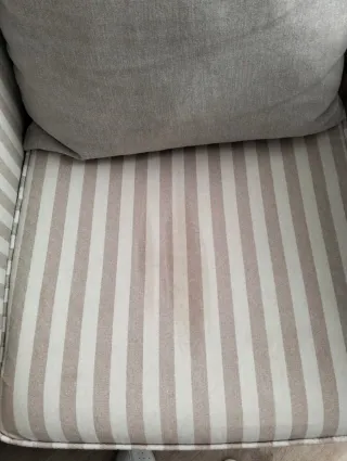 Sillón orejero de tela a rayas