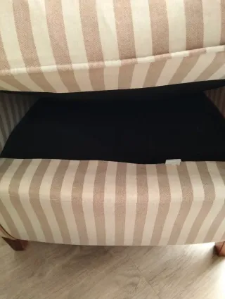 Sillón orejero de tela a rayas