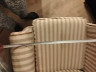 Sillón orejero de tela a rayas