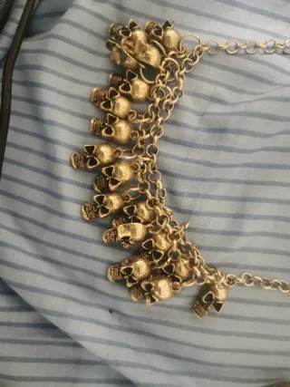 Collar de calaveras plateado