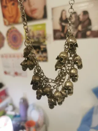 Collar de calaveras plateado