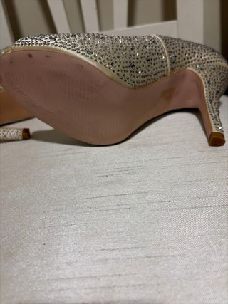 Zapatos de tacón con brillantes