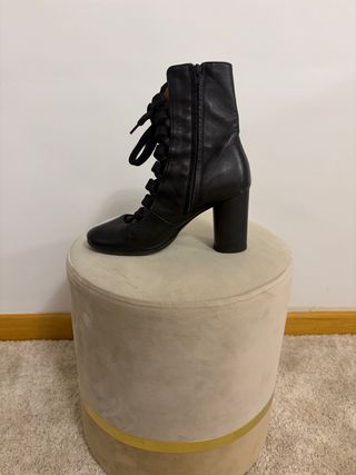 Botines de piel negros con cordones