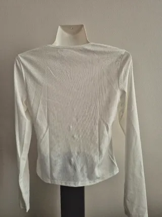 Blusa branca canelada com botões dourados Shein