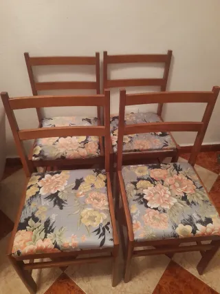Juego de 4 sillas de madera con tapizado floral