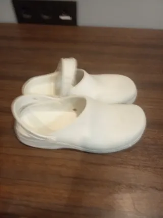 Zuecos blancos