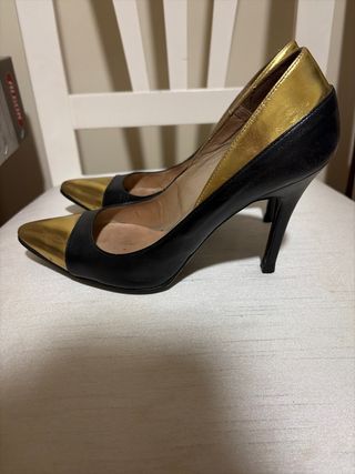 Zapatos de tacón piel negro y dorado