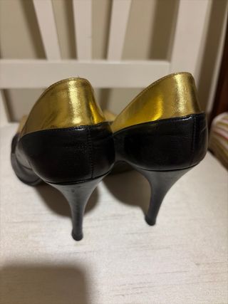 Zapatos de tacón piel negro y dorado