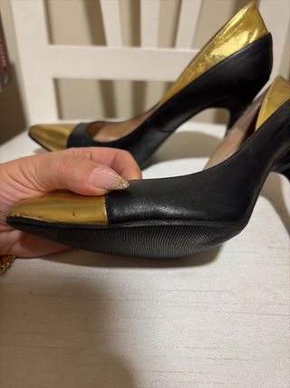 Zapatos de tacón piel negro y dorado
