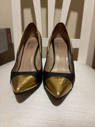 Zapatos de tacón piel negro y dorado