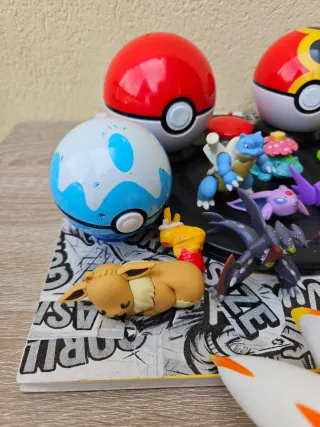Lote Figuras Pokémon e Pokébolas