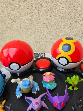 Lote Figuras Pokémon e Pokébolas