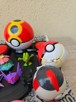 Lote Figuras Pokémon e Pokébolas
