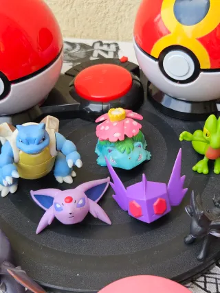 Lote Figuras Pokémon e Pokébolas