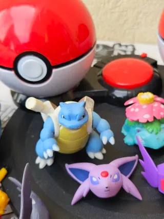 Lote Figuras Pokémon e Pokébolas