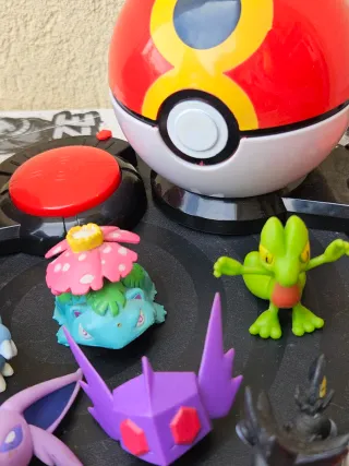 Lote Figuras Pokémon e Pokébolas