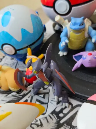 Lote Figuras Pokémon e Pokébolas