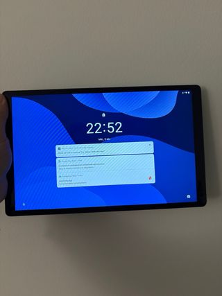 Tablet Lenovo en color plateado.Modelo TB-X306FA