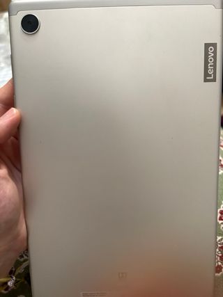 Tablet Lenovo en color plateado.Modelo TB-X306FA