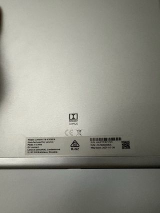Tablet Lenovo en color plateado.Modelo TB-X306FA