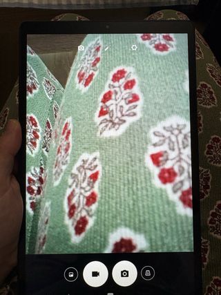 Tablet Lenovo en color plateado.Modelo TB-X306FA