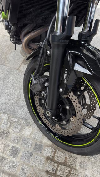 Kawasaki Z650 Naked Negra y Verde