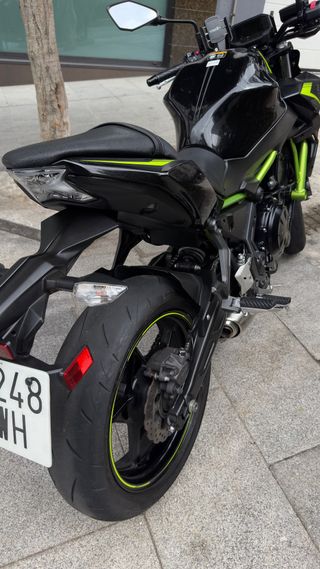 Kawasaki Z650 Naked Negra y Verde