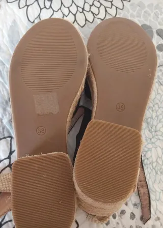 Sandalias  de cuña negras y beige