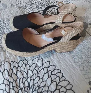Sandalias  de cuña negras y beige