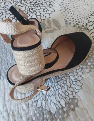 Sandalias  de cuña negras y beige