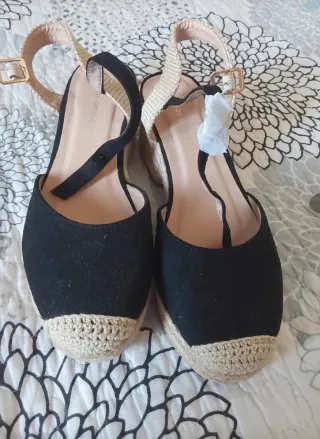 Sandalias  de cuña negras y beige
