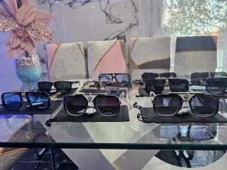 Gafas de sol negras y doradas