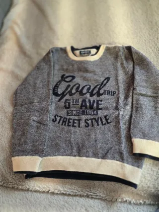 Camisola com capuz e riscas