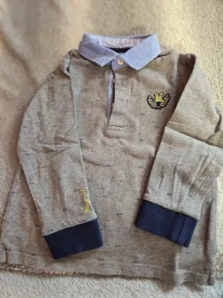 Camisola com capuz e riscas