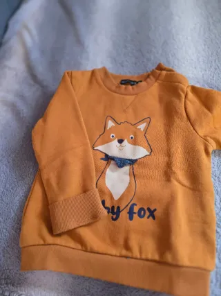 Camisola com capuz e riscas