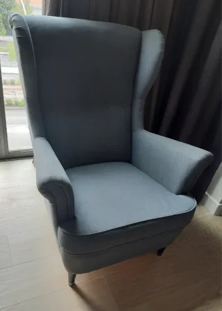 Sillón orejero y reposapiés gris