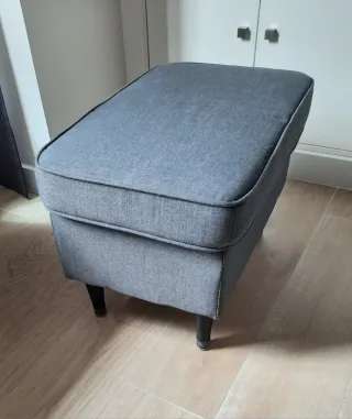 Sillón orejero y reposapiés gris