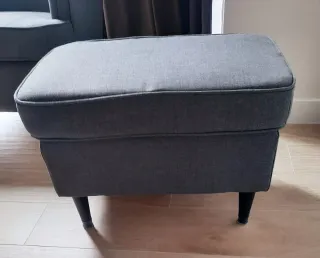 Sillón orejero y reposapiés gris